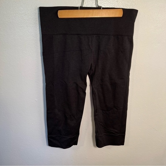 Lululemon Seamlessly Street Crop Black - Picture 3 of 16